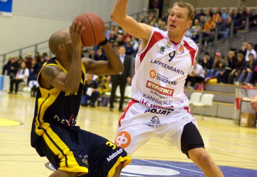 Pasi Riihelä plays with one hand